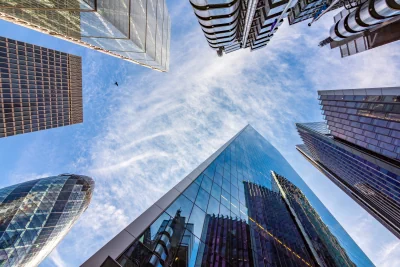 Engels stadslandschap met wolkenkrabbers